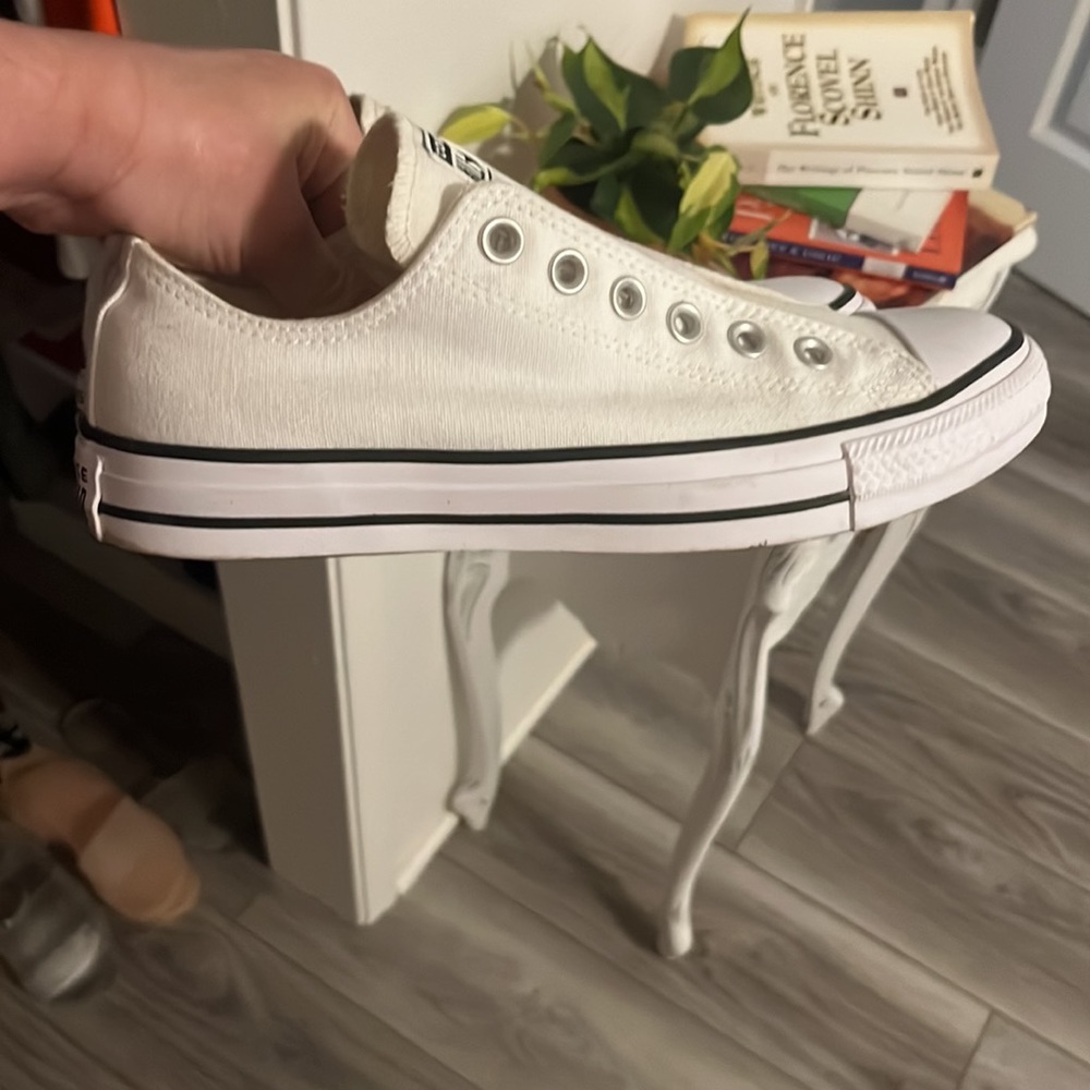 Converse slip on women’s 8.5.